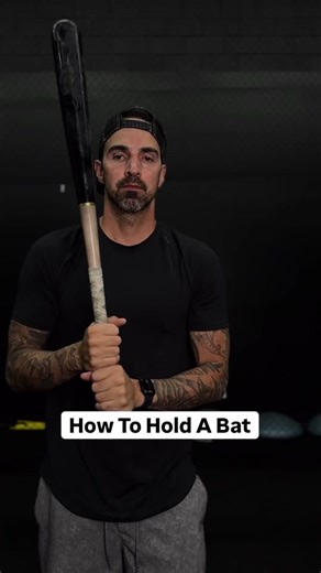 HOW TO HOLD A BAT CORRECTLY 👇🏻 If you’re holding your bat incorrectly, you’re setting yourself up for failure before you even swing it. Either line up your knocking buckles with each other or line up your knocking knuckles with your punching knuckles. Whatever is most comfortable FOR YOU. Avoid lining up your punching knuckles