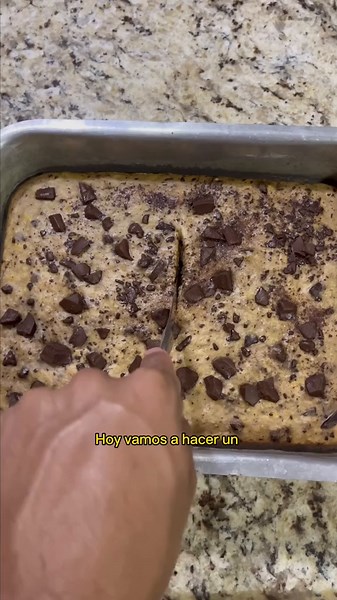 Banana Bread triple B🍌 🧑‍🍳Ingredientes: - 4 cambures muy maduros - 310 gramos de harina - 1 cdta de polvo para hornear - 2 cdta de esencia de vainilla - 4 cdtas de aceite vegetal - 125 ml de leche - 150 gr de azúcar - 130 gr de chocolate oscuro ⏲️Procedimiento: 1) Triturar los cambures y mezclarlos con el azúcar, la leche, el aceite y la vainilla. 2) En otra taza, mezcla la harina y el polvo para hornear. 3) Junta ambas mezclas. 4) Corta el chocolate en pedacitos y échalos en la mezcla (asegú