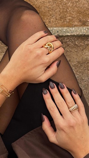 Joyelli Bijoux on Instagram: "Le vrai dilemme avant la séance c’est pas les bijoux C’est de choisir entre le gros ou le petit élastique 😂 sport femme motivation tenue de sport bijoux femme outfit fitness style femme active look sport chic accessoires plaqué or argent acier inoxydable #femmeactive #tenuedesport #bijoufantaisie #accessoiresmode #lookfitness"