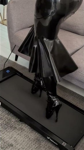 Extreme Heels + Shiny Skirt Details 👀✨