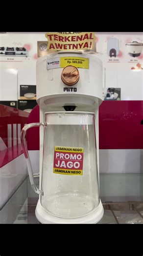 Minum kopi tapa gula bagus lho Untuk kesehatan jantung.. Biar simple dan bisa minum bareng kelvarga kalau lagi ngumpul, aku buatnya menggunakan kopi 200 Mito Drip Ice coffe & Tea Maker by mito Gimana, bikin kopi jadi semakin mudah bareng @Mito vah ^ Spesifikasi V daya : 700 watt temperatur : 80-95°c kontrol: Manual Knob Frequency : 220V ~ 50 Hz v bahan : PP & Alumunium Heating & glass (jug) V kapasitas gelas : 2 L kapasitas tank : 900 ml (max level) v fungsi : hot coffe & ice coffe #mitokopi200 