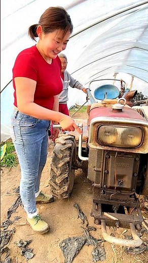 Strong Woman Starting Tractor by Hand 🚜💪 #FarmingLife #Tractor #RuralLife