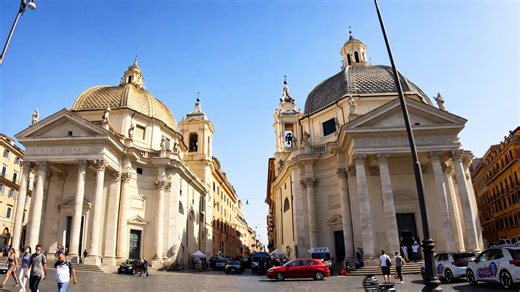 Recorriendo la famosa calle comercial de Roma a pie