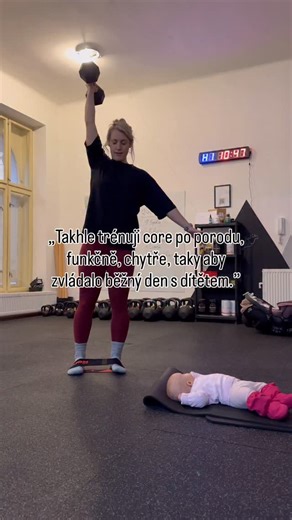 Karolína Tiwaz on Instagram: "Tento cvik na CORE jsem cvičila v těhotenství a cvičím ho i po porodu 🔥 Proč ? • Jednostranná zátěž nutí tělo stabilizovat se proti rotaci • Hluboký střed (core) se aktivuje automaticky – žádné vědomé „zatínání“ • Rameno, lopatka a střed těla spolupracují jako jeden celek • Přirozená stabilita při chůzi – přesně to, co potřebujeme v běžném životě Tělo se učí držet osu, i když se končetiny hýbou. A to je přesně funkce core. 🧠 Jak na to ? • Stůj pevně, chodidla akti