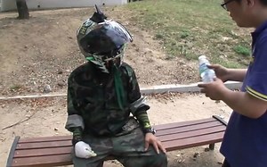 他常年戴着古怪头盔，没人见过他的脸