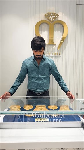 𝐌𝐀𝐇𝐀𝐑𝐀𝐍𝐈 𝐉𝐄𝐖𝐄𝐋𝐋𝐄𝐑𝐒 - 𝐒𝐈𝐍𝐂𝐄 1992 on Instagram: "Dekho na guys… dekho na 👀✨ Maharani Jewellers ki jewellery 💎💖 Once you see it, you can’t unsee it 😍 👉 Shop / Visit today. #DekhoNaGuys #DekhoNa #MaharaniJewellers #trendingreel"