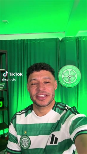 Oxi is already in a great mood 💚🤩🤍