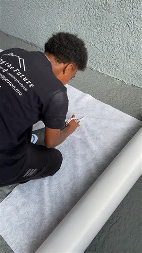 🏠 TRAVAUX COMPLÉTÉS À 100 % – À VACOAS ! Cette semaine, notre équipe PAINTING THE FUTURE a réalisé avec succès un traitement complet de toiture à Vacoas 👷‍♂️. ✅ Préparation et nettoyage haute pression pour une surface parfaitement prête. ✅ Renforcement des angles à 90° avec tissu polyester, assurant une étanchéité durable. ✅ Application complète du produit jusqu’à la finition finale. 💯 Résultat : travaux terminés à 100 %, avec un client pleinement satisfait — comme plus de 30 toitures déjà tr