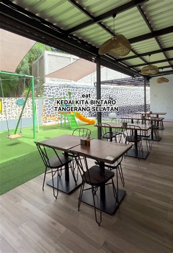 Cobain Kedai Kita Bintaro di Taman Budaya Bintaro Jaya, Tangerang Selatan dan vibesnya tuh cozy banget 🍽️ Banyak pengunjung bilang tempat ini luas, suasananya hangat, dan cocok buat makan santai, brunch, atau dinner bareng keluarga 🤗 Selain pilihan makanannya yang variatif dari makanan Indonesia sampai Western yang punya rasa kuat dan pas di lidah, tempat ini juga punya area yang ramah buat anak-anak dan pelayanan yang cepat serta ramah 👍🏻 Banyak yang suka karena kombinasi menu makan & atmos
