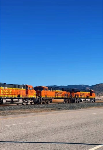 BNSF 7182 Train Departure with Engineer's Wave