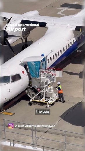 Airbridge Adaptation in Action! (Jetway Connected to Turboprop with SPECIAL BRIDGE, Sendai Airport)