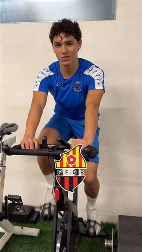 We Win Soccer on Instagram: "🗣️ Andreu us conta la història del perquè va començar amb els entrenaments de We Win Soccer i com és que a dia d’avui continua venint. A vegades, una lesió ho pot canviar tot, per a mal o per a bé. Andreu és un dels casos que ha anat per a bé, ja que després de la seva lesió de clavícula, va treballar molt per tornar igual o millor de com estava i així va ser. No només aconseguiràs recuperar-te, també milloraràs tots els aspectes físics, els quals dins del camp ho n