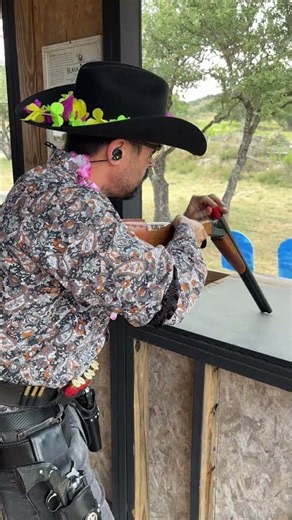 “Let’s get lei’d!” Bonus fun stage with the Tejas Caballeros #cowboyaction