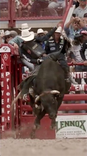 World Champion Ky Hamilton Takes on a Rank Bull at Cheyenne! 🐂🔥
