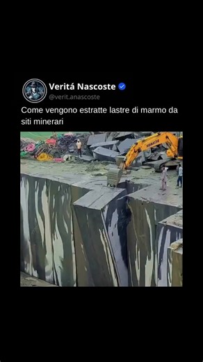 Curiosità | Scienza | Storia on Instagram: "Quando vediamo un enorme blocco di marmo in una cava, sembra quasi “staccato” dalla montagna con la forza bruta. In realtà, l’estrazione dei giganteschi blocchi di marmo è un processo sorprendentemente preciso e controllato. Si parte con uno studio geologico: bisogna individuare una porzione di roccia senza fratture interne, perché anche una micro-crepa può compromettere mesi di lavoro e milioni di euro di valore. Poi entra in gioco la tecnologia chiav