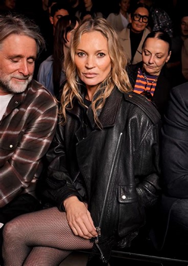 “Kate Moss walked in with no makeup — and left everyone stunned” 😳🔥 The 51-year-old supermodel’s bold move at a London party has people whispering. See the rare photos in the comments below 👇📸 | Amazing Stories