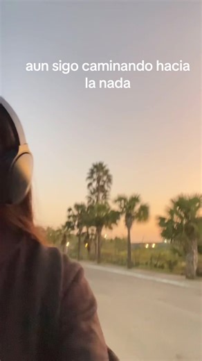 aun sigo caminando hacia la nada y perdido en tu mirada…… #cenfe #cro #mirada #fyp #lycris