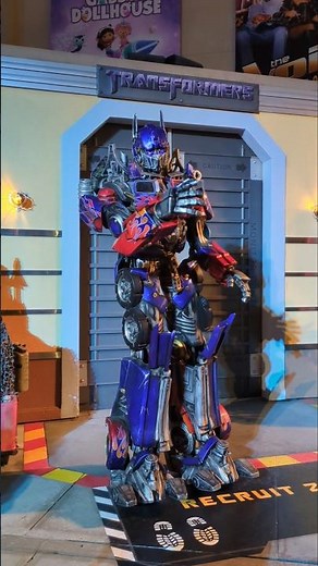 Bumblebee and Optimus Prime Transformers Meet and Greet | Universal Hollywood