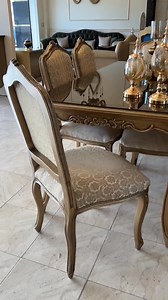 Magnifique table à manger 6 chaises – Maison BaroqueÉlégance et qualité au rendez-vous !Structure en bois massif, finitions dorées, assises confortables avec tissu raffiné.Un ensemble parfait pour sublimer votre salle à manger’. N’hésitez pas à nous contacter pour plus d’informations ! | Maison Baroque