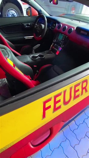 Besuch auf der Feuerwache mit einem V8 Mustang