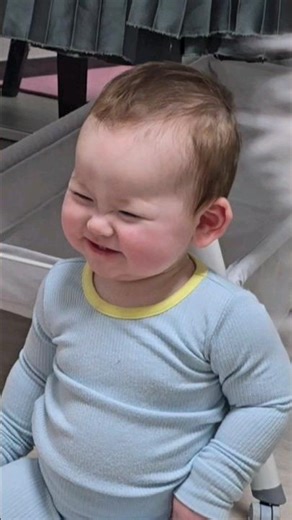 할아버지 목소리에 활짝 웃는 아기 클로이💕 When a baby hears her papa's voice