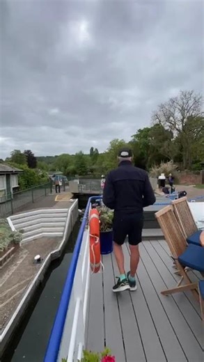 🇬🇧Passing Through a River Thames Lock #barge #cruiseship #cruisetour