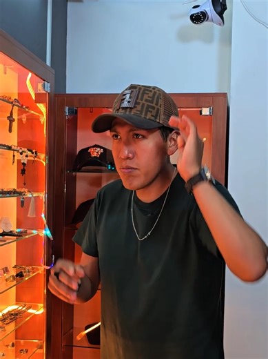 @VIRTUS Accessories es una casa de estilo masculino. Es una boutique de lujo para hombres modernos. Un espacio donde convergen diseño, funcionalidad y exclusividad para quienes entienden que la imagen es un activo estratégico. ¿Qué vende? Comercializa artículos premium de movilidad y estilo masculino: •\tMochilas ejecutivas, urbanos y de viaje •\tMaletines y bandoleras de diseñador •\tAccesorios de alto impacto: anillos, pulseras, billeteras y cinturones Todo bajo un solo estándar: originalidad,