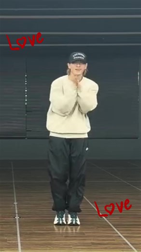 ♡紫耀くんのダンス😍♡ わたくし、このダンス動画投稿3回目🤣 投稿１回目はカズさんとダンスレッスン😊 投稿２回目は紫耀くんフォーカス😉 ３回目は出来心です🥹 可愛いところをアップとスロー😍 楽しそうな表情だわ〜ん❤️ へそチラ２回スロー😅 堪能し過ぎてますが、どうかお許しください❤️ #平野紫耀#平野紫耀のダンス最高#平野紫耀は最高の推し