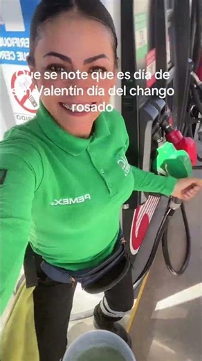 Hoy es día del chango rosado y se siente la felicidad #humor #comedia #gasolina #pemex #fypシ゚viral