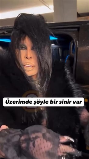 Her sahnede yeni bir Turgay Bağbaşı on Instagram: "Kim yaptı lan bunu 🤣 Sizce Bülent ERSOY’un gazetecilere bu şekilde davranması doğru mu? Siz ne diyorsunuz. #bulentersoy #diva #gülşen #komikvideolar #mizah"