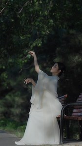 Snow flower flutters in the air, a girl in white dances in the breeze. With her waist lithe as jade, nothing but the blowing wind can shake her. "The divine dance has its roots in traditional Chinese culture, and the Chinoiserie of Lanhui shows China’s cultural confidence." The "Chinoiserie Lanhui girls group" is a professional dance team systematically trained by national-level choreographers, with its vocal music and composition by the China Oriental Performing Arts Group. The "Chinoiserie Lan