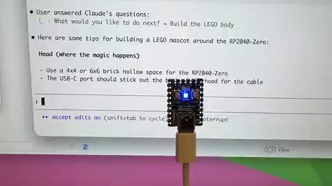 有个中国学计算机的学生，之前在开发者论坛上发过一张照片。照片里就一个两美金的USB-C小芯片，蓝色的LED灯，比大拇指还小。他说自己用Claude Code，花了15分钟把它接好了。作用特别简单——每次AI程序跑起来的时候，这灯就会闪一下。底下评论区全在嘲讽。有人说，这不就是个夜灯吗？有人说，这礼拜见过最没用的东西。还有人说，我家烤面包机都比这玩意儿算力强。结果呢？现在这个小芯片，连着一个已经赚了450万美金（合人民币三千多万）的钱包。钱包地址：432614799197利润：4,526,176美元预测次数：4,548次入场时间：2026年1月钱包链接：https://t.co/NuhKVSa6fc这个芯片每闪一次，就代表Claude Code拉起来一段脚本。那段脚本只干一件事——盯着地球另一边那些会提前两三个小时变动的赔率。等大多数交易者打开电脑的时候，价差早就被市场抹平了。但他的芯片在别人睡觉的时候就已经发现了。快速闪烁，说明脚本在跑。灭了，说明在等。又开始闪，说明又找到一笔可以进场的单子。整晚都在重复。每天晚上都一样。甚至笔记本合上了，它还在跑。而且这个钱包不是小打小闹。一场比赛，