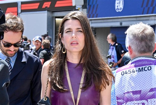 Dans une robe en cuir violet, Charlotte Casiraghi prend la pole position du style au Grand Prix de Monaco