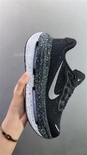🍪 Nike Vomero Premium Women’s — Black, White & Metallic Silver “Oreo” Look ✨👟