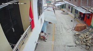 102K views · 2K reactions | Así reaccionaron vecinos de la calle Gálvez de Sullana durante el fuerte sismo de magnitud 6.1 ocurrido hoy viernes. | Del Chira Noticias | Facebook