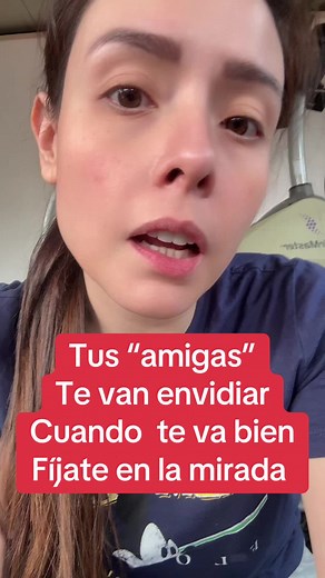 Cómo reconocer la envidia en amigas: lenguaje corporal y miradas
