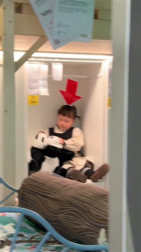 Haha~ This time she won't get lost, right? 😂😂😂 #cutekids #dadswithkids #laughingeverytimeyouwatch...