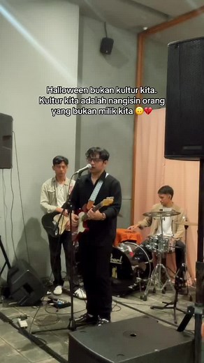 Musim Hujan dan Lagu Galau Skyline