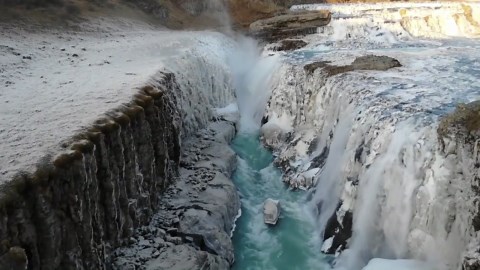 La majestueuse cascade de Gullfoss en Islande : des vues épiques depuis un drone sur des paysages époustouflants