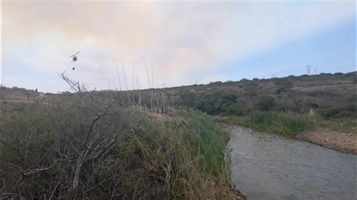 𝗠𝗼𝘀𝘀𝗲𝗹 𝗕𝗮𝘆 𝗙𝗶𝗿𝗲 - 𝗔𝗶𝗿 𝘀𝘂𝗽𝗽𝗼𝗿𝘁 𝗶𝗻𝘃𝗮𝗹𝘂𝗮𝗯𝗹𝗲 The implementation of aerial firefighting has proved invaluable during the past two days as fire crews work faced challenging conditions – strong to gale force winds and inaccessible terrain – in Aalwyndal, Island View and Vogelsang (Vakansieplaas). Aerial resources deployed included 2 helicopters, 1 waterbomber airplane and 1 spotter airplane, under command of the Garden Route District Municipality. Various water sources 