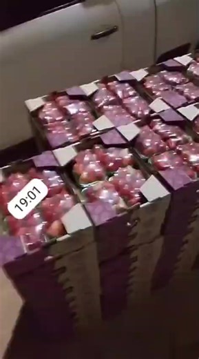 2.7K views · 14 reactions | Os trabalhos não param pra amanhã sexta-feira faça sua encomenda de Morangos     daquele modelo tenho uva com sementes uva sem semente abacaxi    melão tudo de qualidade | Leandro David | Facebook