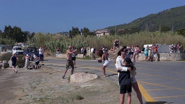 Tourist BLOWN into the sea by jet blast at Skiathos Airport in Greece