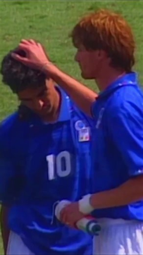 Finale del Mondiale 1994 ~ Italia-Brasile 2-3 dopo i calci di rigore. Sui piedi di Baggio il pallone che poteva portare in parità il risultato. Il Brasile vincerà il titolo con il suo errore #italia #nazionale #brasile #coppadelmondo #mondiale #calcio #baggio