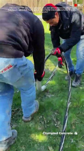 Het trekken van de stroomkabel door een beschermende polymeer kabelgoot gegolfde buis