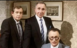 【Yes, Minister】第一季第五集 废除行政部