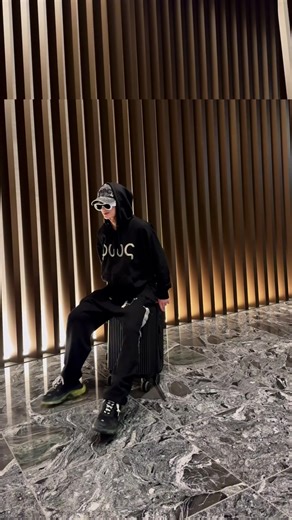 遂に、僕が一から始めたブランド@foss___stoere が始まります！ 服が好きになってからずっと夢に見てた、個人ブランドです。 ブランド名は、輝き、光を込めた