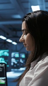 Vertical Video Computer Scientist Data Center: стоковое видео (без лицензионных платежей), 3561921983 | Shutterstock