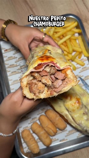 elchamoburguerpe FOOD 🇵🇪 on Instagram: "Te presento el Pepito que nos dio a conocer 🫶 ¿Tú lo probarías? 😏 #pepitochamoburger #pepitosgratinados #pepitosvenezolanos #chamoburguer #breña"