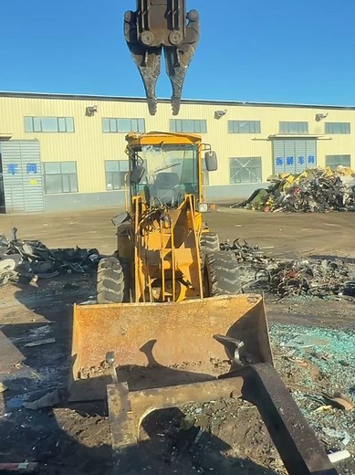 How much iron can this little piece of construction equipment produce? #satisfyingvideo #scrapping