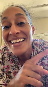 Peel, shake, & nourish or pre-poo your curls & coils! PATTERN has totally modernized the hot oil treatment with our Self-Heating Jojoba Oil Packettes! #styleyourpattern | Tracee Ellis Ross